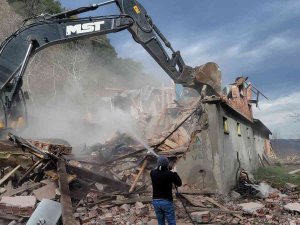 Devlet Ormanında İnşa Edilen Kaçak Yapılara Yıkım