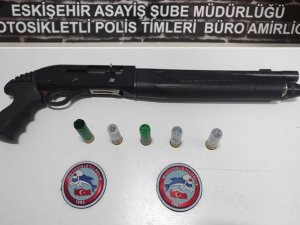 Polis 3 Silahı Ele Geçirip 4 Şahsı Yakaladı