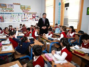 Vali Yılmaz, Kendisine Mektup Yazan Öğrencileri Ziyaret Etti
