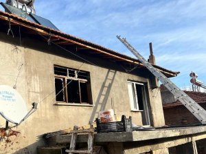 Manisa’da Çıkan Yangında Ev Kullanılamaz Hale Geldi