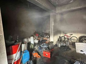 Depoda Çıkan Yangın İtfaiye Ekipleri Tarafından Söndürüldü