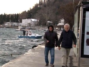 İ̇stanbul’da Lodos Etkili Oldu, Vatandaşlar Yürümekte Güçlük Çekti