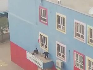 Mardin’de Okulun Çatısına Çıkan Çocuk Yürekleri Ağızlara Getirdi