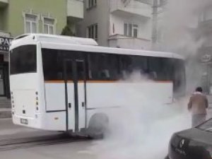 Seyir Halindeki Minibüsün Altından Alevler Yükseldi