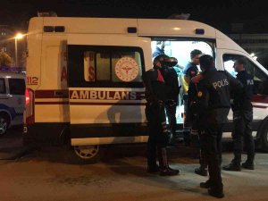 Taksi Durağı Önünde Bıçaklı Saldırıya Uğrayan Kişi Yaralandı