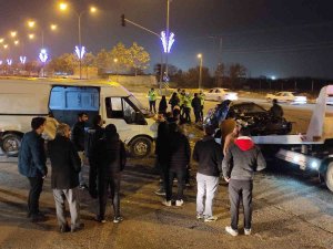 Minibüs İle Otomobil Çarpıştı: 8 Yaralı