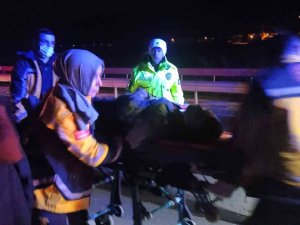 Yolda Kalan Sürücüye Yardım Etmek İçin Duran Karayolları Ekibinin Aracına Tır Çarptı: 3 Yaralı