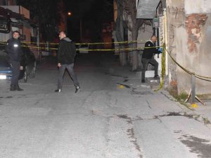 İ̇zmir’de Silahlı Saldırıya Uğrayan Genç Ağır Yaralandı