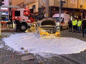 Ticari Taksi İle Tramvay Çarpıştı: 3 Yaralı