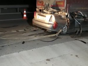 Çanakkale’de Tır’ın Altına Giren Otomobilin Sürücüsü Hayatını Kaybetti