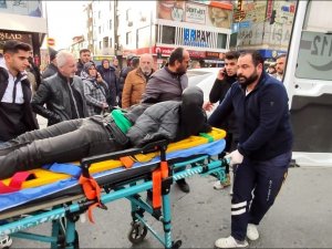 Sultangazi’de Otomobille Çarpışan Motosikletli Kurye Yaralandı
