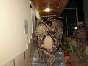 Mersin Tarsus’ta Dolandırıcılık Operasyonu: 24 Gözaltı