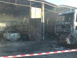 Belediyenin Garajında Patlama: Makam Aracı Yandı, Çöp Toplama Aracı Hasar Gördü