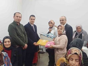 Kursiyerlerden İhtiyaç Sahibi Öğrencilere Karne Hediyesi
