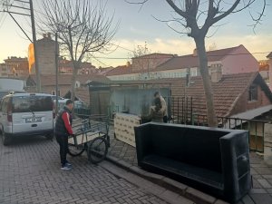 Sepetli Bisikletle Eşya Taşıyan Vatandaşa Zabıta Ekipleri Yardım Etti