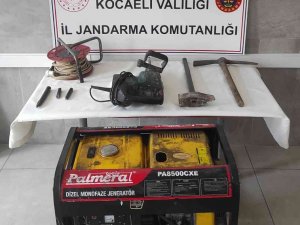Ormanda Define Ararken Jandarmaya Suçüstü Yakalandılar