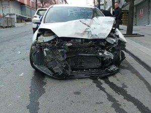 Bir Otomobil Sürücüsü Yolcu Almaya Giden Servis Aracına Çarptı: 1 Yaralı