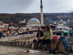 Türk Çift, El İşi Bileklik Satarak 25 Günde 3 Ülke Gezdi
