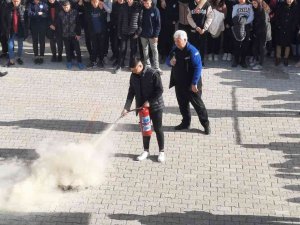 Öğretmen Ve Öğrencilere Yangın Söndürme Tatbikatı