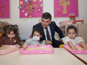 Minik Öğrencilere Satranç Hediye Edildi