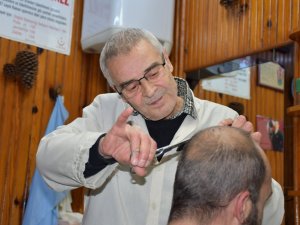 Bursa’da Bir Berber 57 Yıldır Makası Elinden Bırakmadı