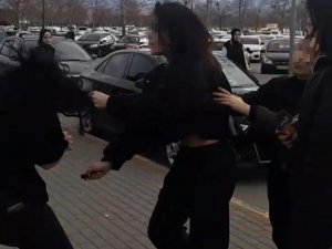 Liseli Kızların, Şok Cihazlı Kavgası