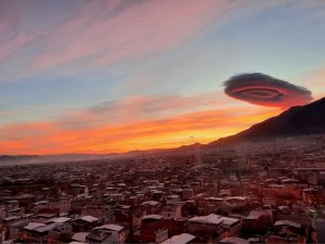Bursa’da Ufo’ya Benzetilen Mercek Bulutlarla İlgili Paylaşım