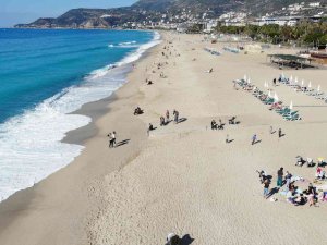 Alanya’da Ocak Ayının Güneşli Havasında Deniz Keyfi Yaşadılar