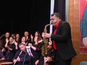 Halk Korosundan Muhteşem Performans