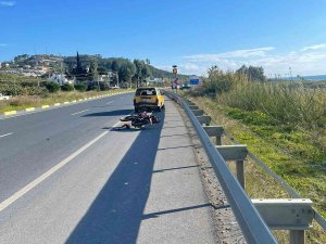 Otomobil İle Çarpışan Motosikletin Sürücüsü Ağır Yaralandı