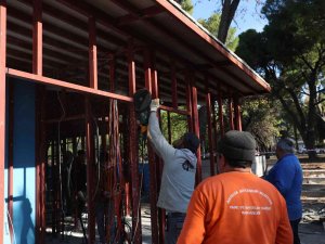 Karaalioğlu Parkı İçerisindeki İzinsiz Yapılar Yıkılıyor