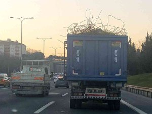 İ̇stanbul’da Demir Yüklü Kamyonun Tehlikeli Yolculuğu Kazaya Davetiye Çıkardı