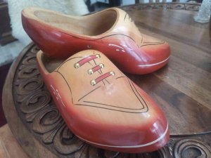 Tahta Ayakkabılar Görenlerin Dikkatini Çekiyor