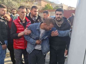 Eşi Ve Çocuklarına Son Kez Dokunan Acılı Baba Yürekleri Dağladı