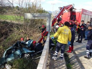 Antalya’da Köprü Demirine Çarpan Otomobilde Can Pazarı