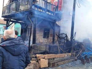 Gediz’deki Yangında Traktör, Otomobil Ve Samanlık Yandı