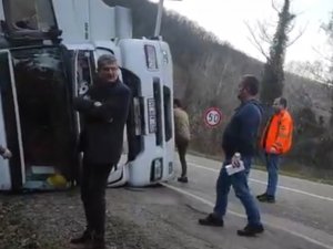 Kontrolden Çıkan Tır Devrildi, Sürücü Yaralandı