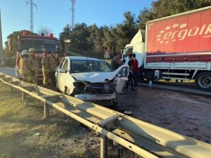 Kemerburgaz’da 2 Araç Kafa Kafaya Çarpıştı: 2 Yaralı