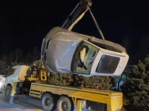Dereye Uçan Lüks Aracın Sürücüsü Yaralandı