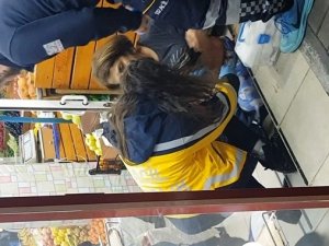 Oğlu Tarafından Bıçaklanan Kadın Yaralı Halde Markete Sığındı