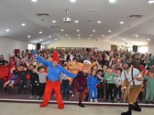 Buharkentli Öğrencilere ’Müzikal’ Karne Hediyesi