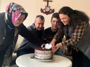 “Askıda Pasta” Projesi Başlatan Yardımseverler Yüzlerce Çocuğun İçlerini Isıtıyor
