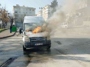 Yanmaya Başlayan İşçi Servis Minibüsü Zamanında Müdahale İle Söndürüldü