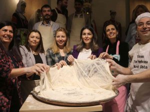 Altı Kişinin Kol Kuvvetiyle Yapılan Tatlı, Yapımı Saatler Sürse De Tadına Doyulmuyor