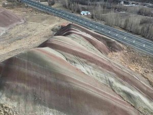 Gökkuşağı Tepeleri Rengârenk Görüntüsüyle Görenleri Büyülüyor
