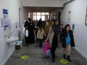 Bu Okulda Ders Zili Hem Öğrenci Hem Veliler İçin Çalıyor