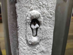 İ̇ş Yerlerinin Kapı Kilitleri Ve Camları Dondu