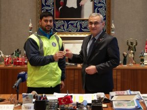 Yolda Bulduğu Cüzdanı Sahibine Teslim Eden Personel Ödüllendirildi