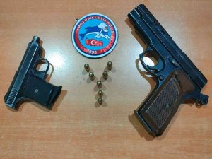 Afyonkarahisar’da Galericinin Üzerinden İki Adet Ruhsatsız Tabanca Çıktı