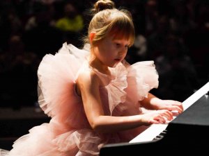 Minik Piyanistler Hünerlerini Sergiledi